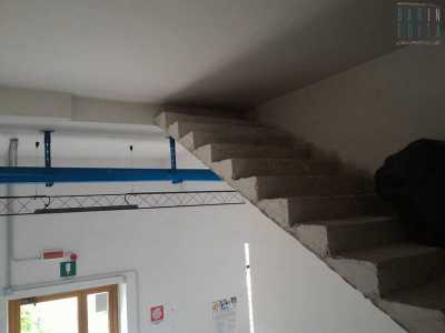 La situazione non cambia se si dirige alla succursale del Politecnico di viale Japigia, dove sono situati la maggior parte degli uffici e dei laboratori del dipartimento di Meccanica, Matematica e Management. Qui, entriamo nell�edificio dove sono ubicate le stanze dei professori e percorriamo tutto il corridoio fino alla fine: giunti al termine troviamo sulla sinistra una nuova curiosa rampa di scale. Dove termina? Nel soffitto